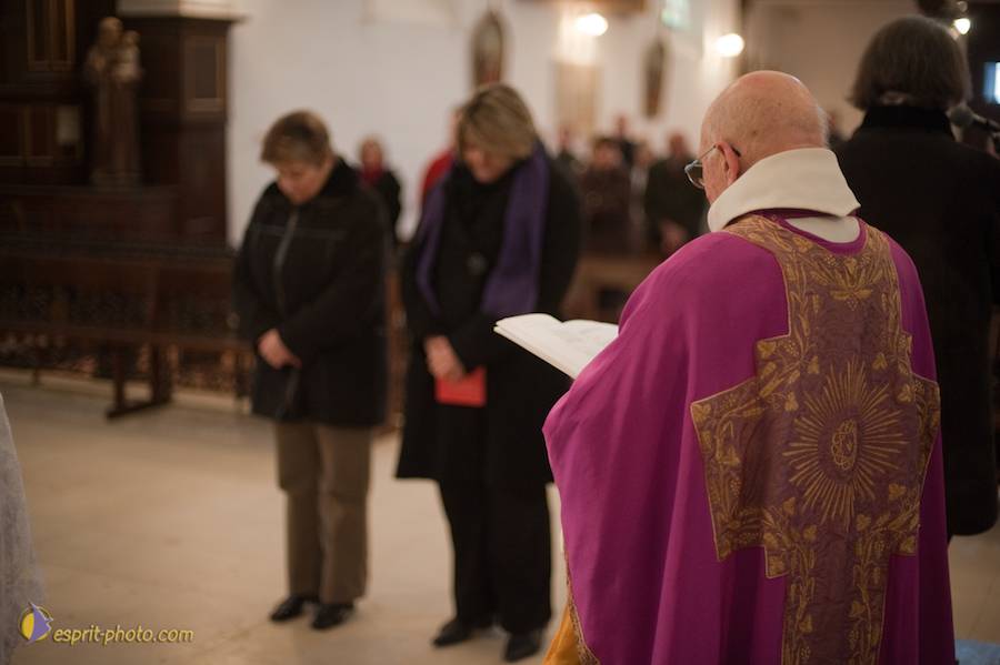 Nom de l'image : D30096576a_(c)Norbert-JUNG — Description :  Catéchumène à l'église de la Ferté Vidame - 3e étape